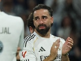Dani Carvajal aplaude y llora en su despedida del Real Madrid el sábado pasado