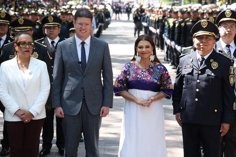 Al centro, la Jefa de Gobierno, Clara Brugada, y el titular de la SSC, Pablo Vázquez Camacho.