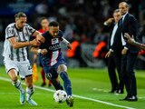Neymar pelea el balón con Adrien Rabiot, durante el partido de Champions League entre el PSG y Juventus, Group H, 6/sept/2022.