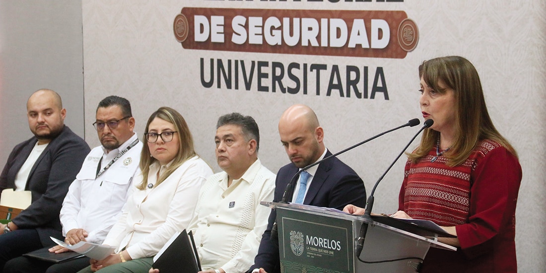 LA GOBERNADORA Margarita González Saravia, ayer, al presentar el esquema de seguridad universitaria. La acompañan funcionarios del estado de Morelos.