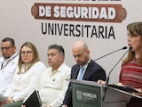 LA GOBERNADORA Margarita González Saravia, ayer, al presentar el esquema de seguridad universitaria. La acompañan funcionarios del estado de Morelos.