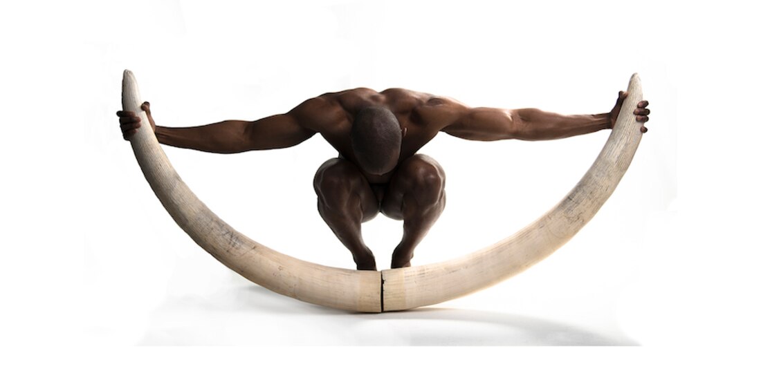 Hombre con colmillos de elefante africano, de Patricio Robles Gil.