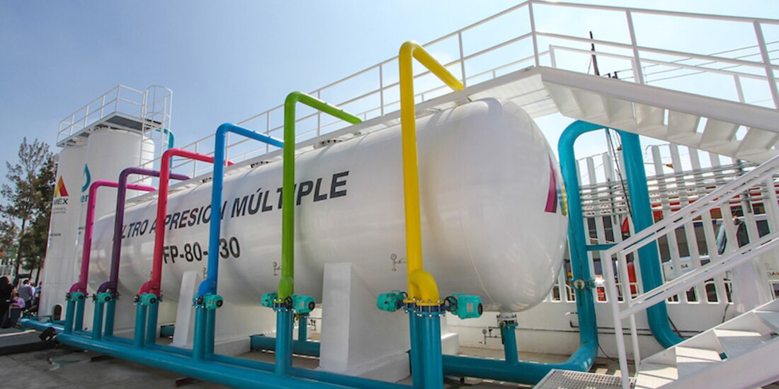 A la izq. el tanque de almacenamiento de agua potable, en Huixquilucan, y a la der. la red hidráulica de Nezahualcóyotl.