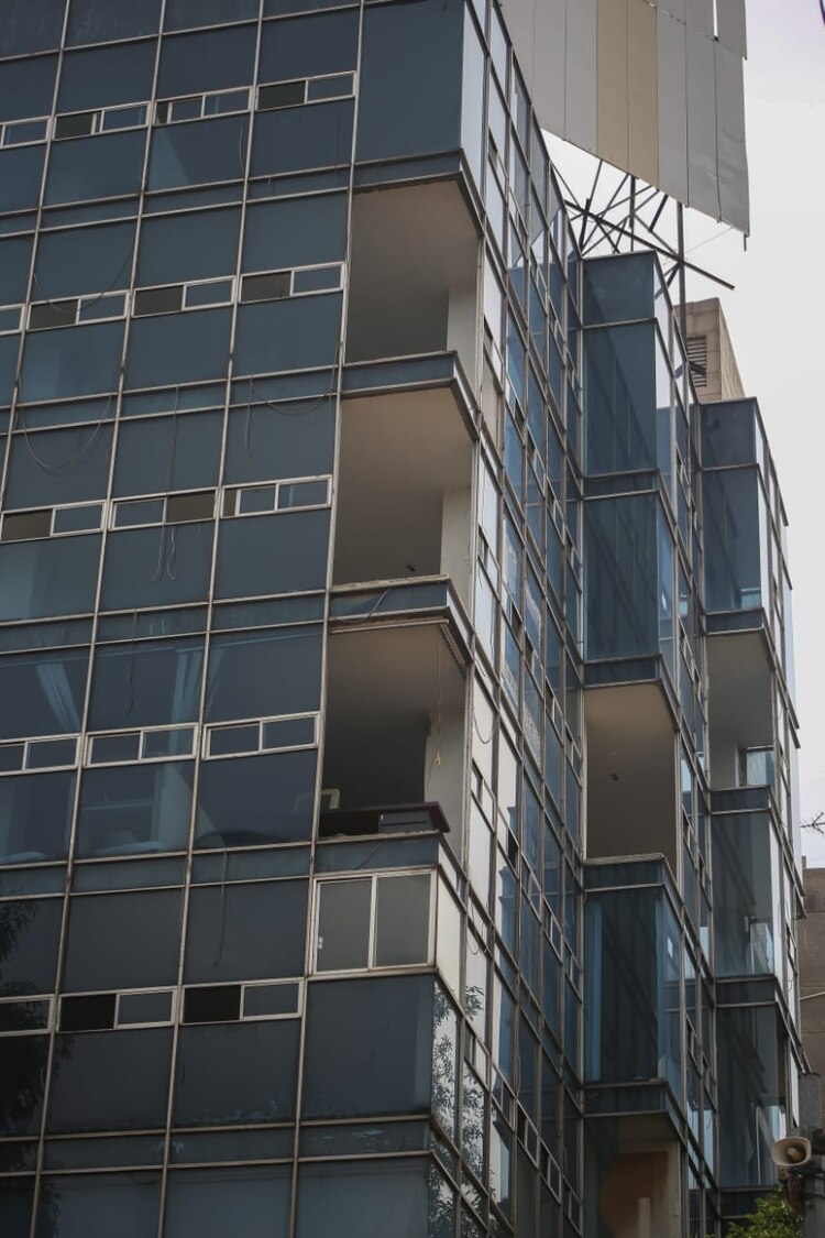 cristales reventados por el sismo en edificio ubicado en Quintana Roo esquina con Medellín y Baja California, en la Roma