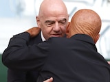 El directivo y Pierluigi Collina, el pasado 27 de septiembre, en la final del Mundial Femenil Sub-20.