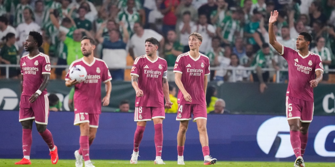 Jugadores del Real Madrid tras el gol del Betis.