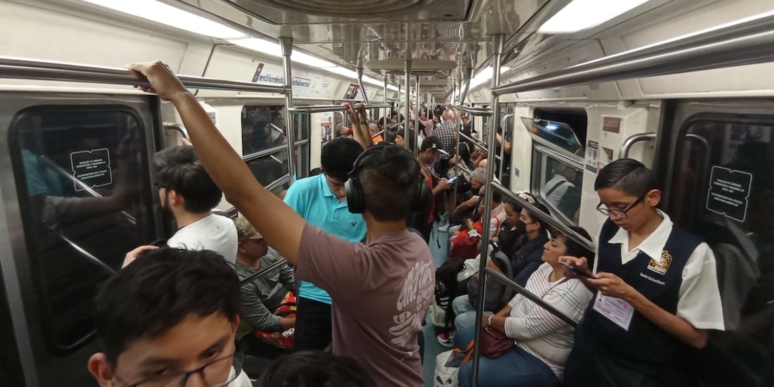 Usuarios de la Línea 2 del Metro viajan dentro de un convoy, el 14 de mayo.