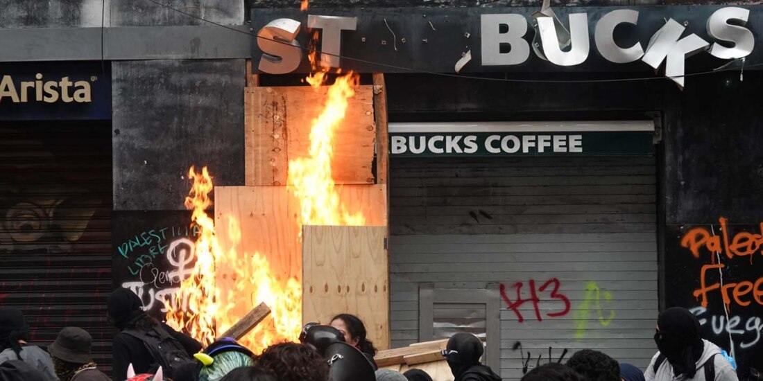 Integrantes del Bloque Negro vandalizaron comercios del Centro Histórico capitalino durante la marcha del 2 de octubre.