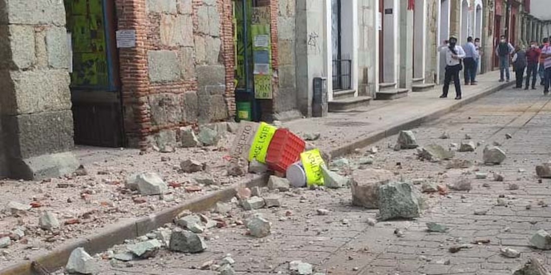 Algunas estructuras antiguas presentan daños leves, como en sus fachadas.