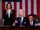 El presidente Joe Biden, durante su discurso, mientras le aplaude su número dos, Kamala Harris, y lo ignora el líder republicano, Mike Johnson.