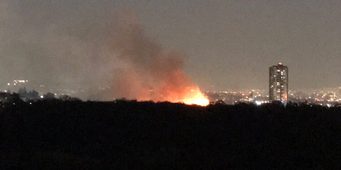 Se indica que los Bomberos de la CDMX arribaron al lugar del incendio en el Ajusco para controlarlo.