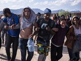 Después de bajarse del tren que los trajo esta ciudad fronteriza, centenas de migrantes, en su mayoría venezolanos, sorteando en su camino el encuentro con las autoridades de migración