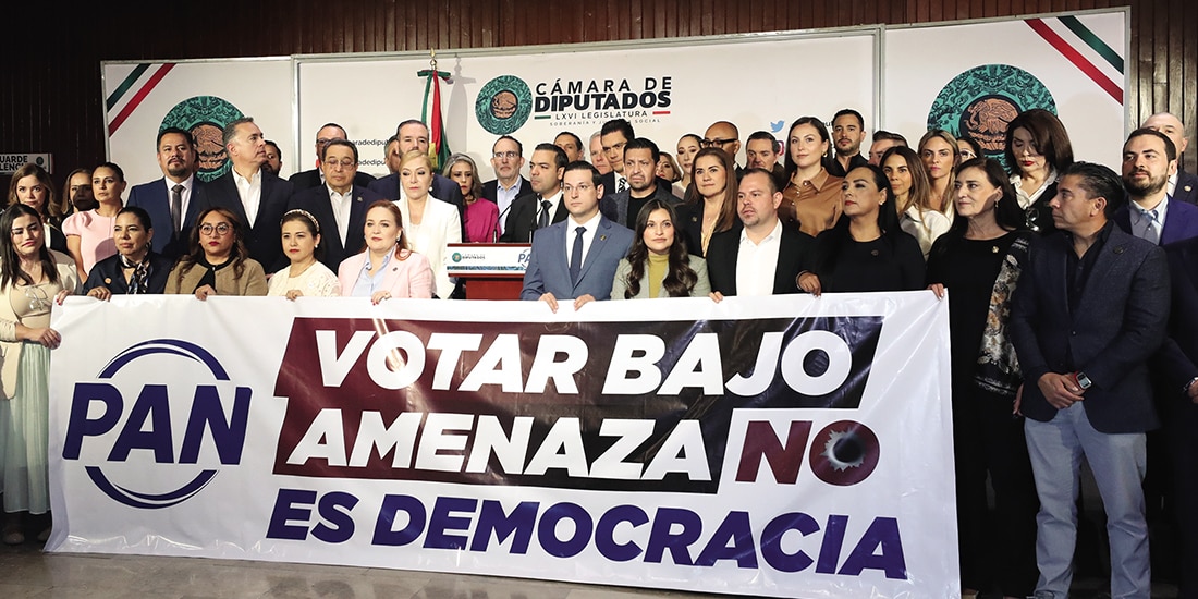 Diputados federales y el dirigente nacional del PAN, ayer, en conferencia de prensa en San Lázaro.