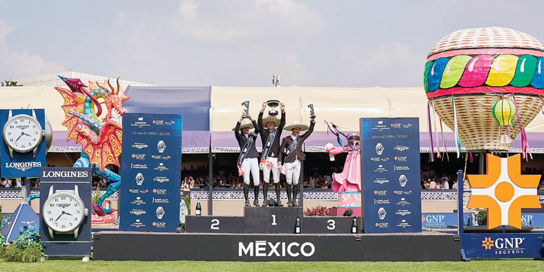 PIERGIORGIO (en medio) levanta el trofeo que conquistó, ayer.