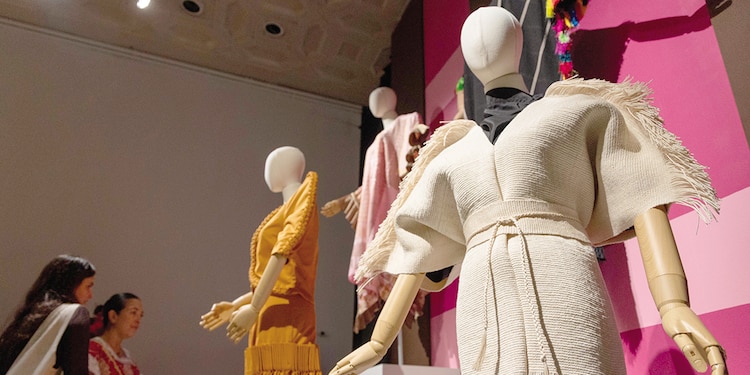 Otros atuendos que conforman la exhibición.