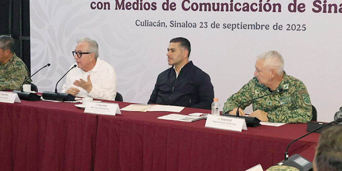 Rubén Rocha y Omar García, ayer, durante una conferencia del gabinete de seguridad en Sinaloa.