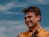 Pato O'Ward festeja después de haber conseguido la pole position en Mid-Ohio, donde se realizará la novena carrera del año en la IndyCar Series.