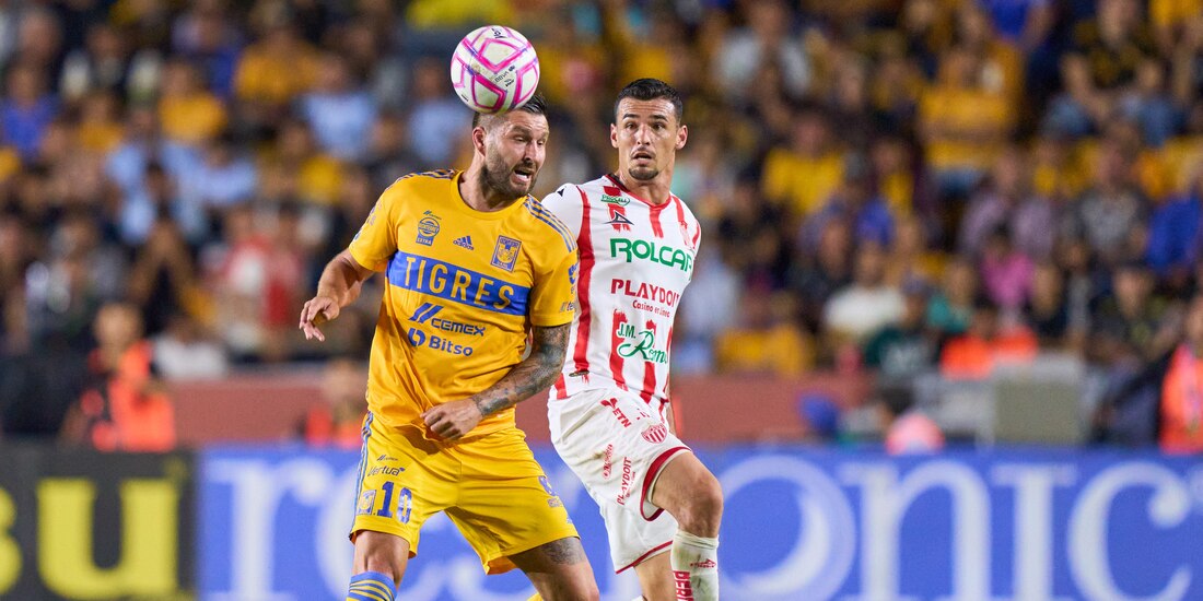 André-Pierre Gignac y Fabricio Formiliano durante el juego entre Tigres y Necaxa en el arranque del repechaje de la Liga MX.