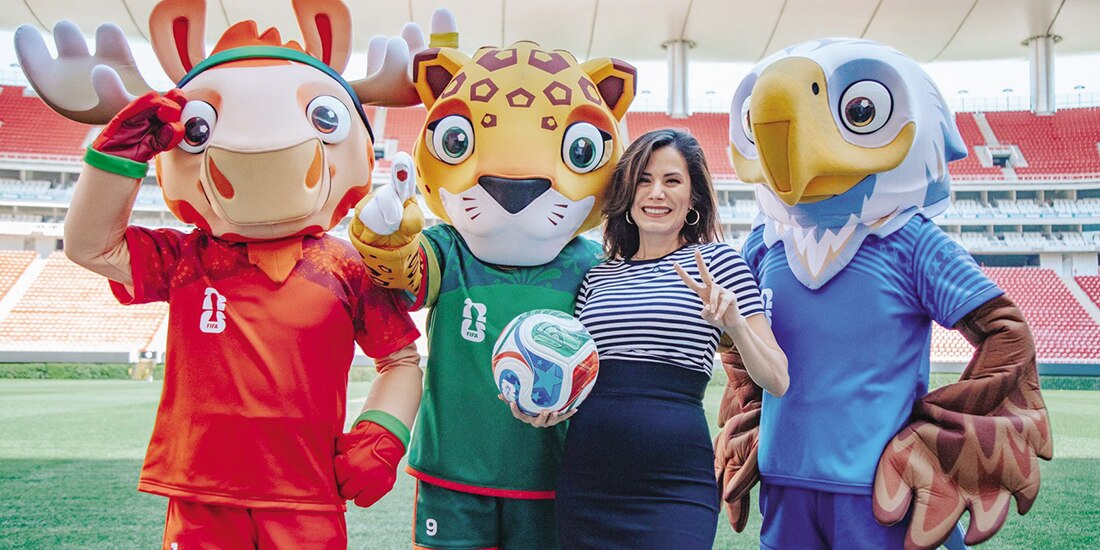 La alcaldesa, el 30 de octubre, con las mascotas mundialistas Maple, Zayu y Clutch.