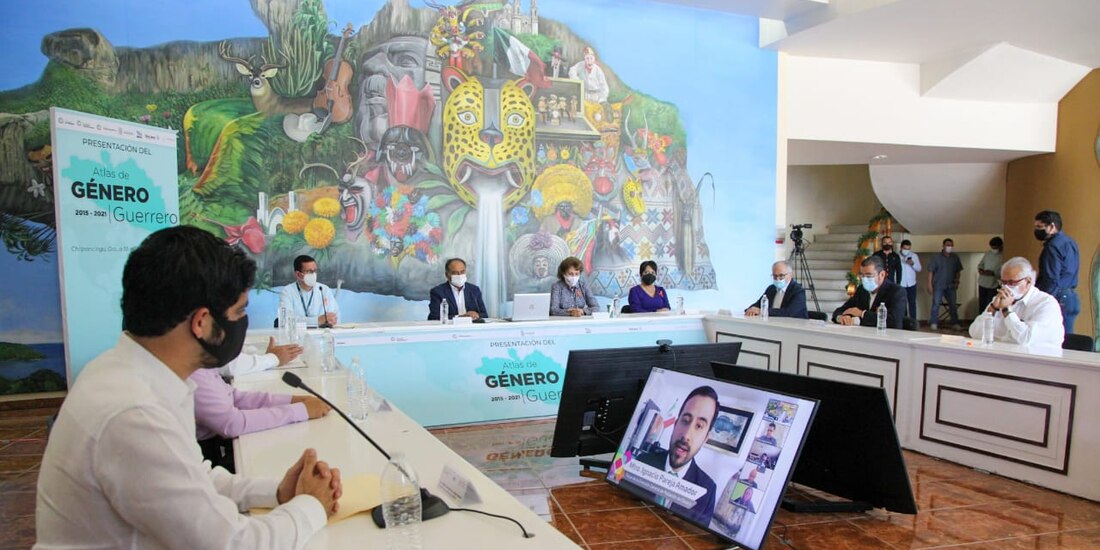 El gobernador de Guerrero (centro) encabeza la presentación de la nueva plataforma digital, ayer.