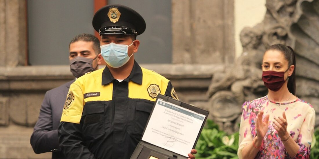 La Jefa de Gobierno y el titular de la SSC entregan reconocimientos a policías.