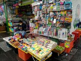 Comerciantes de útiles escolares tuvieron poca afluencia de venta en CDMX, ayer.