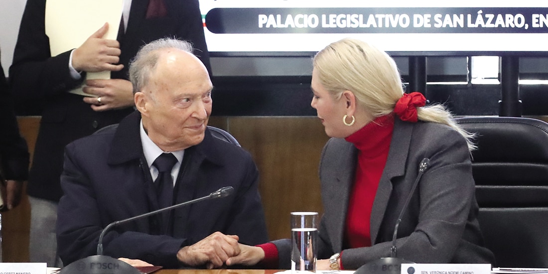 Alejandro Gertz Manero y Verónica Noemí Camino Farjat, presidenta de la Primera Comisión de la Comisión Permanente, ayer.