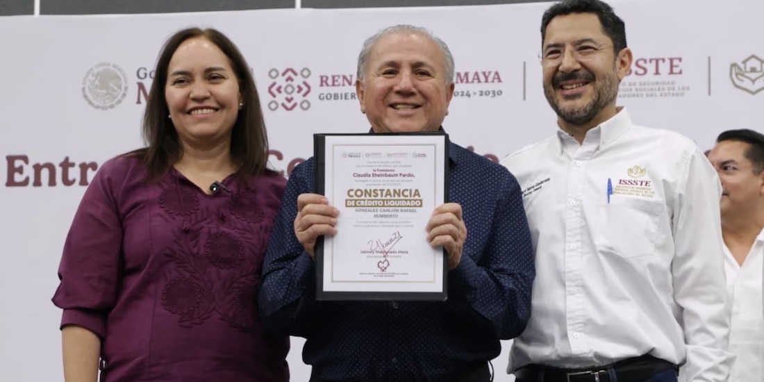 A la derecha, el director del ISSSTE, Martí Batres.
