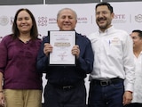 A la derecha, el director del ISSSTE, Martí Batres.