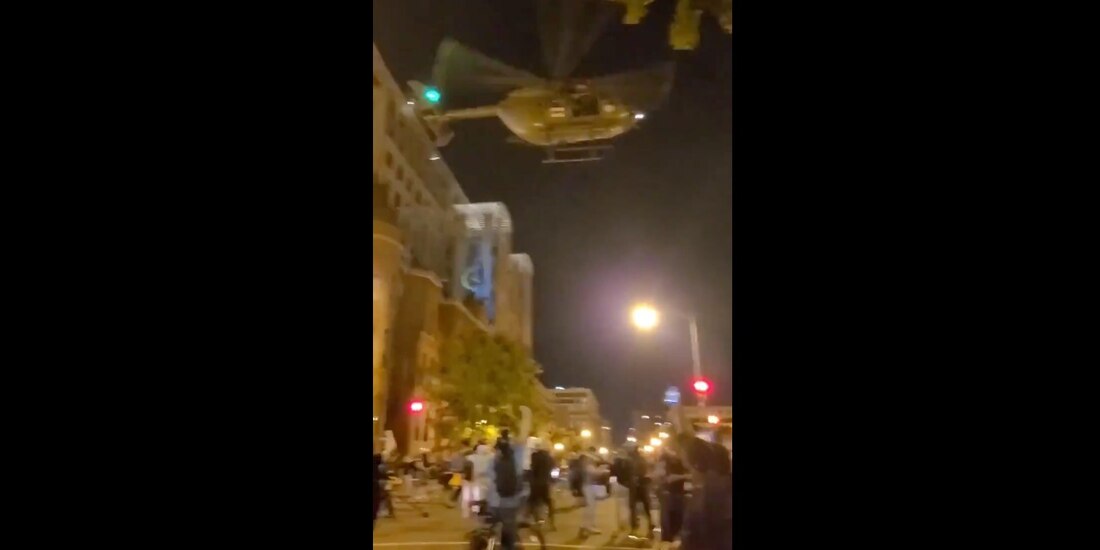 En EU utilizan helicóptero médico para disolver manifestación.