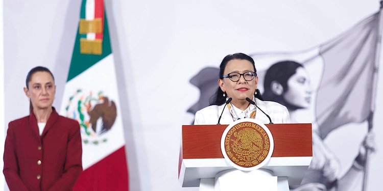 La presidenta Claudia Sheinbaum y la titular de Segob, Rosa Icela Rodríguez, ayer.