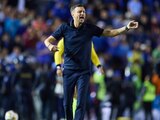 Martín Anselmi da indicaciones durante un partido de Cruz Azul en la Liga MX.