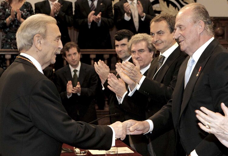 El poeta cuando recibió el Premio Cervantes, en España, 2007.