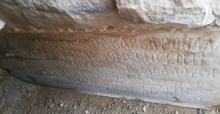 Grabación griega sobre la piedra de granito