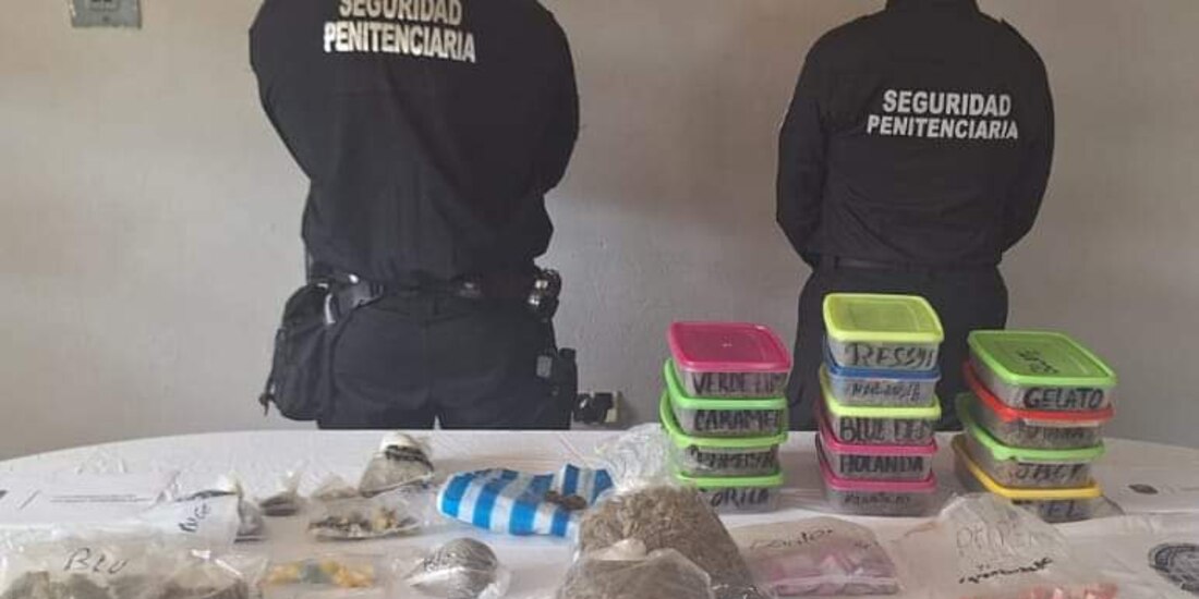 Parte de los objetos decomisados tras la revisión realizada ayer en el Cereso ubicado en Xochitepec.