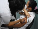 Personal sanitario recibe inmunización durante el segundo día de aplicación masiva, ayer.