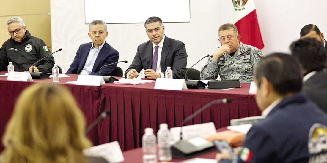 Omar García harfuch (c), ayer, en reunión con asociaciones de transportistas.