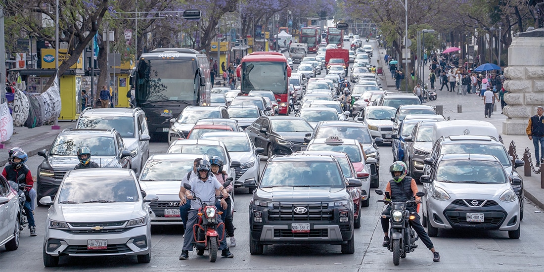 MOTOCICLISTAS, algunos trabajadores por app, ayer, en Avenida Juárez.