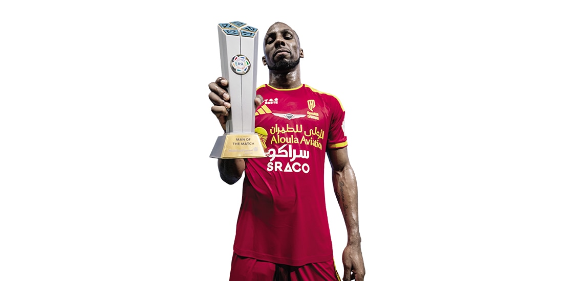 EL ATACANTE con su trofeo al mejor jugador, ayer