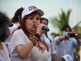 CAMPECHE, CAMPECHE, 07JUNIO2021.- Layda Sansores San Román, quien hasta el momento aventaja en el conteo de las votaciones a la gubernatura de Campeche, realizo una marcha llamada “la marcha de la victoria”, para después realizar un mitin ante sus simpatizantes en el malecón de la capital. Antes la marcha se vio interrumpida por la fuerte lluvia que cayó en la ciudad, pero a pesar de ello se continuo con lo programado.
FOTO: MICHAEL BALAM/CUARTOSCURO.COM