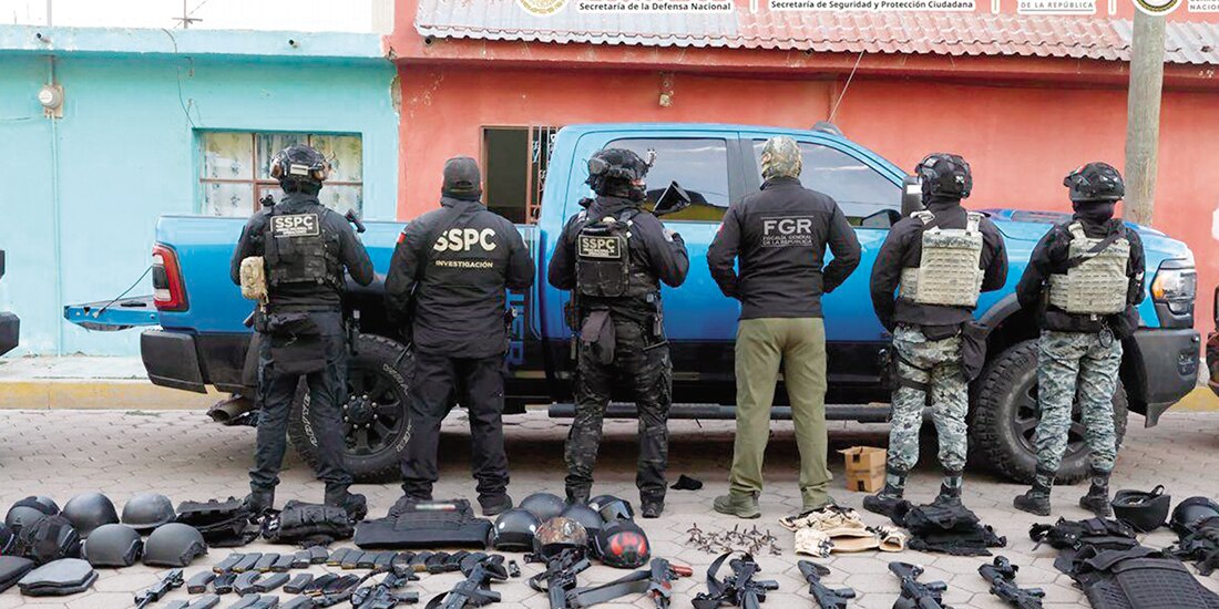 UNA PARTE del armamento y los equipos confiscados tras la ejecución de 23 órdenes de cateo en Puebla.
