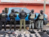 UNA PARTE del armamento y los equipos confiscados tras la ejecución de 23 órdenes de cateo en Puebla.