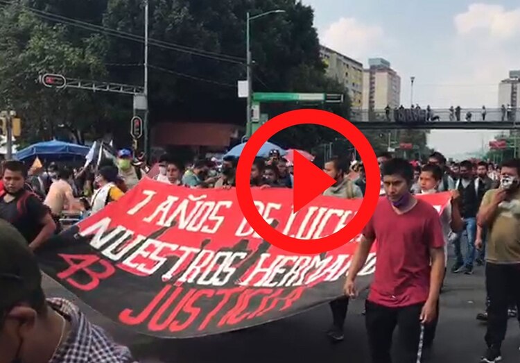 Ayotzinapa presente en marcha del 2 de octubre