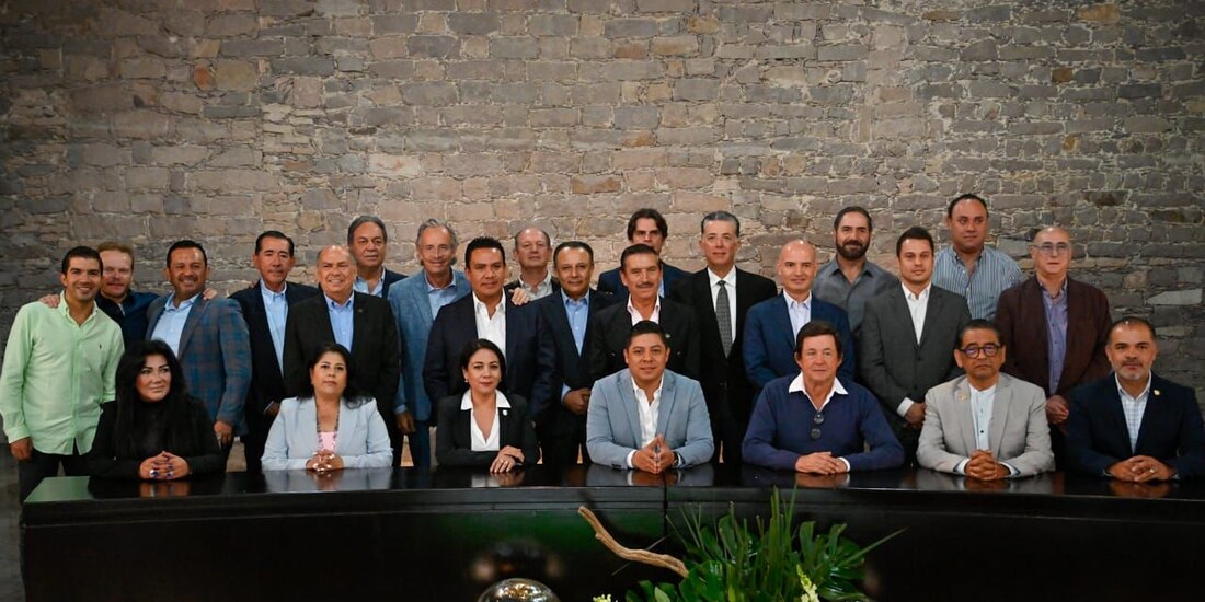 Ricardo Gallardo (centro, gris) protagonizó un encuentro con integrantes del Consejo Consultivo Potosí, representantes de las cámaras empresariales y, de forma virtual, con la mandataria capitalina.