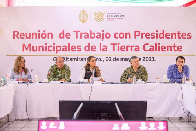 La mandataria con las y los ediles acordaron en trabajar con la principal convicción de salvaguardar la paz, tranquilidad y bienestar del pueblo.