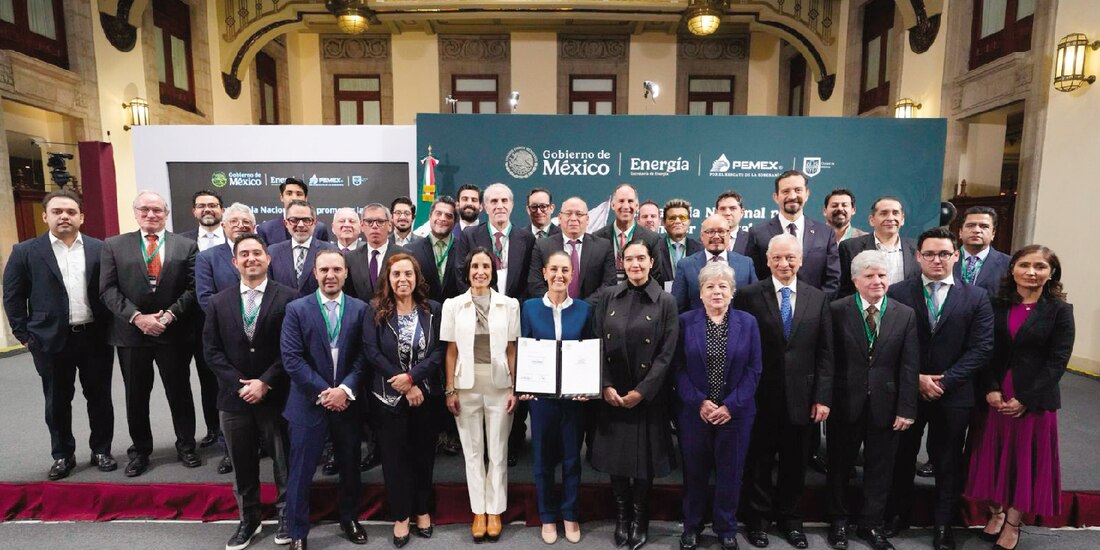 La Presidenta Claudia Sheinbaum con empresarios y miembros del gabinete federal, ayer.