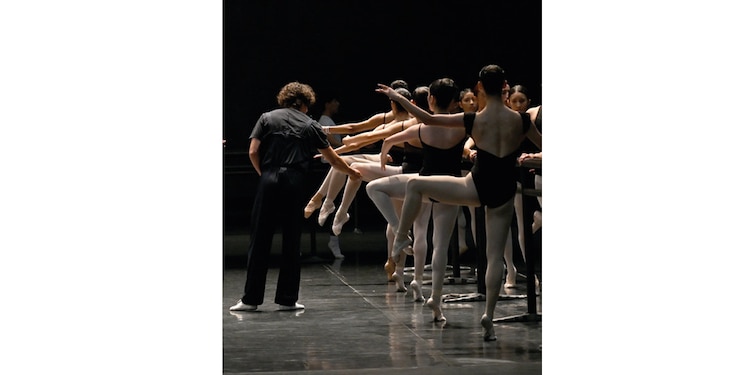 EL BAILARÍN al corregir la técnica
de los estudiantes