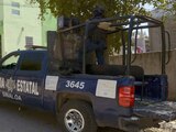 Elementos policiacos resguardan una escena del crimen en Sinaloa.
