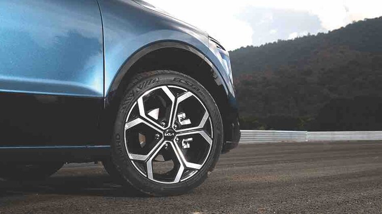 Tiene rines de aluminio de 18 pulgadas.