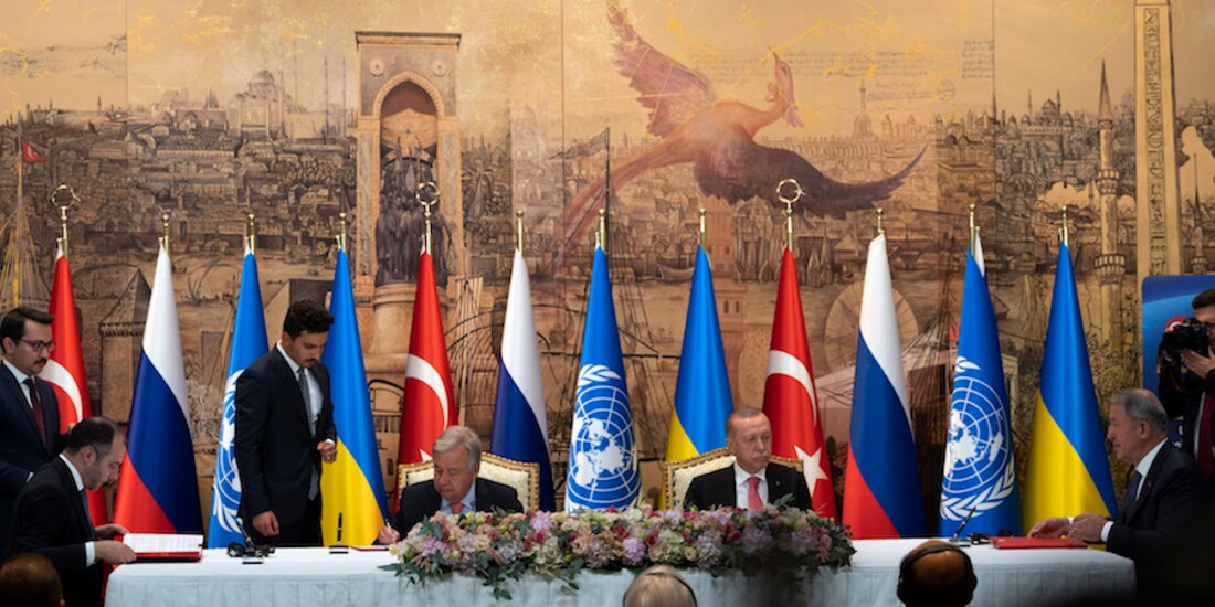António Guterres y el presidente turco al centro, y los representantes ruso y ucraniano, a las orillas, ayer, en Turquía.